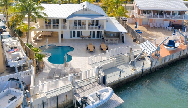 Luxury and Spacious 5-bedroom house with Pool and Dock with Ocean Access