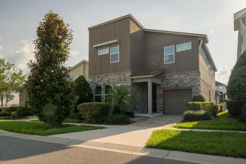 Luxury and Spacious Villa with Pool and Hot Tub just minutes from Disney