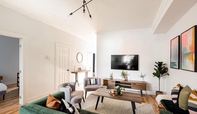 Luxury and spacious & Yard Patio Downtown+OLD Port + Free Parking +1min Metro