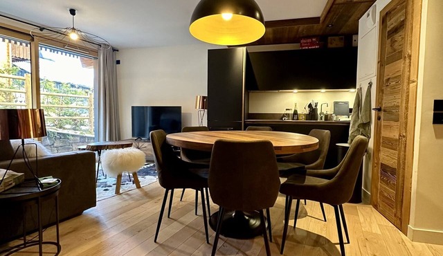 Luxury Apartment at Ski Slopes, Village Center, Terrace, Parking