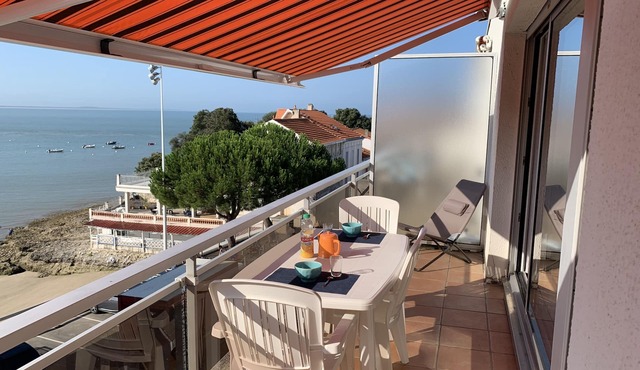 Luxury apartment with terrace, beach at the foot of the building (20 m)