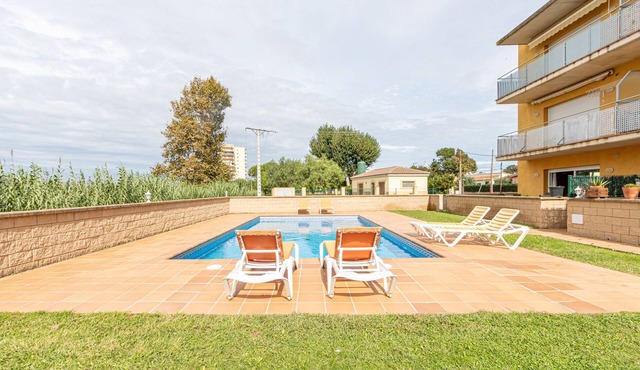 Luxury apartment on the first floor in Sant Pere Pescador