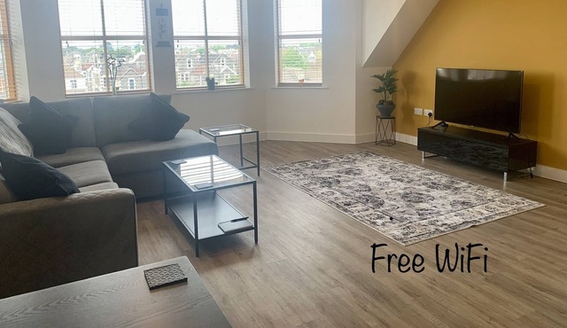 Luxury apartment, a few steps from the beach with sea views