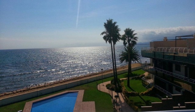 LUXURY APARTMENT AT THE BORDER OF THE SEA FOR 6 PEOPLE