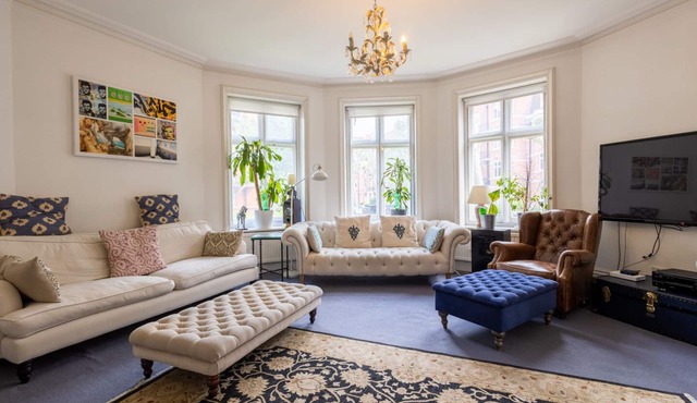 Luxury apartment 1700sqft, mansion style living, private gym + garden access