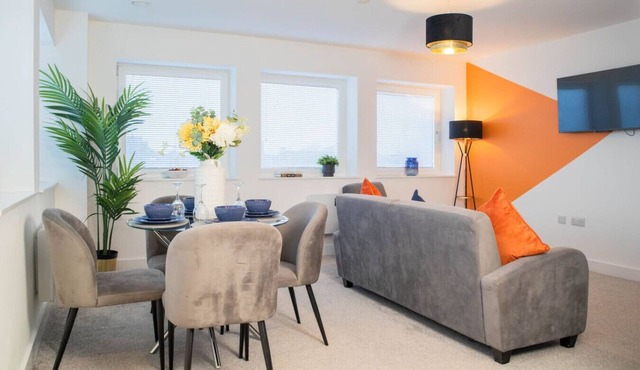 Luxury Apartment | 2BR | Central | Sleeps 5 | FREE PARKING