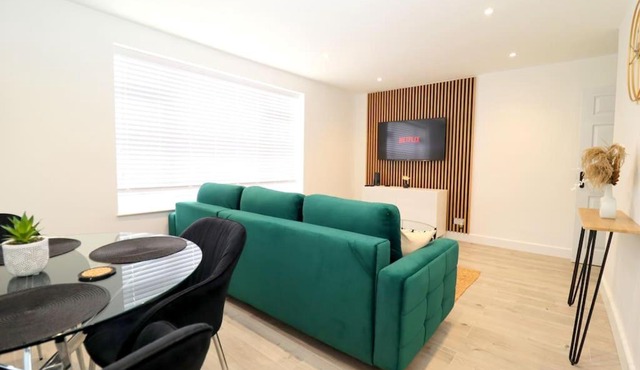 Luxury Apartment 5 mins to Luton Airport Sleeps 4
