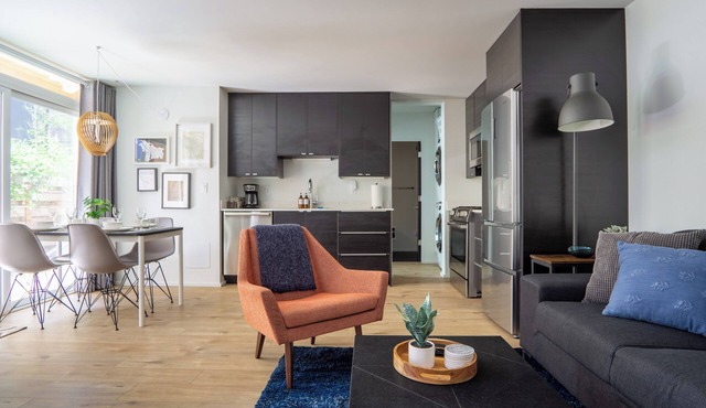 Luxury Apartment, 95 walk score, AC, Laundry, Patio, 2 TVs
