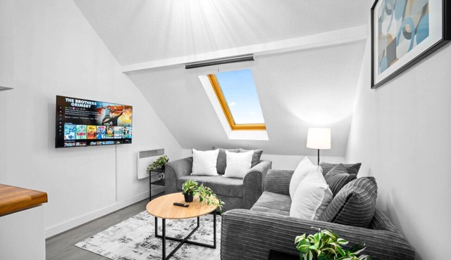 Luxury Apartment - Accommodates 4 - On-Street Parking Available