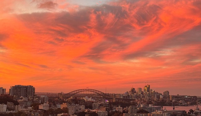 Luxury Apartment with Iconic Sydney Opera House & Harbour Bridge Views