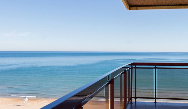 LUXURY APARTMENT APARTMENT 11 with direct views of the sea, sunrises live.