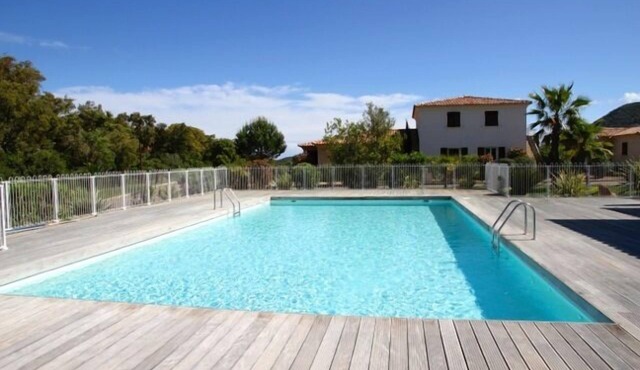 Luxury apartment, Garden and Terrace, SWIMMINGPOOL, BEACH 500m away