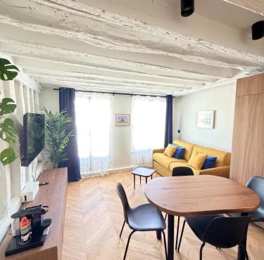 Luxury Apartment - Heart of Le Marais with balcony