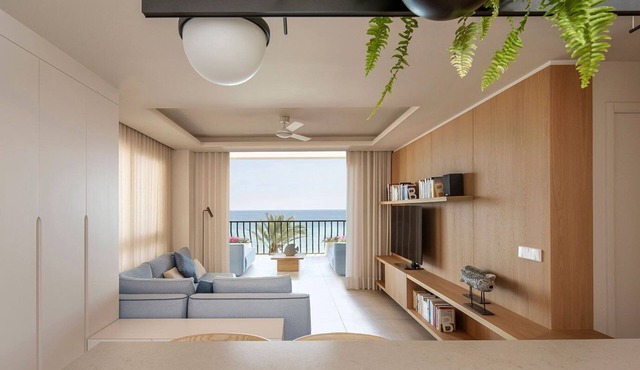 Luxury apartment in front of the sea