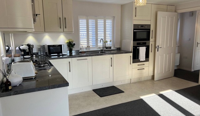 Luxury apartment in central Lichfield. Free parking. Sleeps from 1 to 6 people