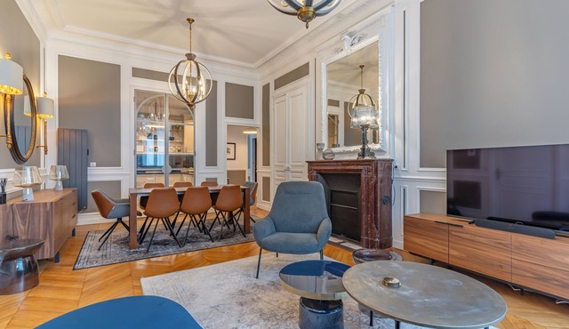 Luxury apartment in the heart of the very chic 16th arrondissement of Paris