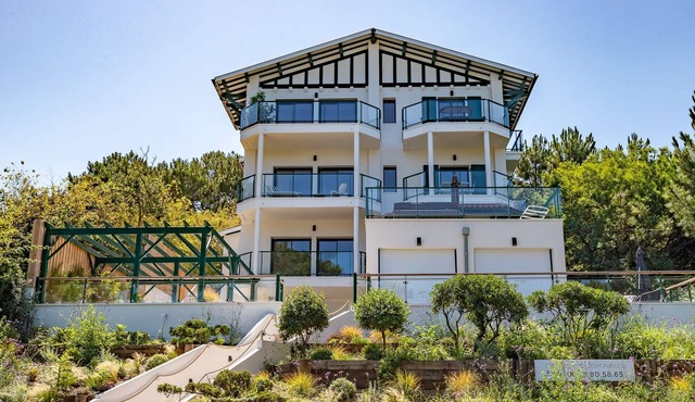 Luxury apartment jacuzzi air conditioning