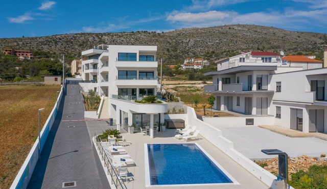 Luxury Apartment Nautica with Pool I
