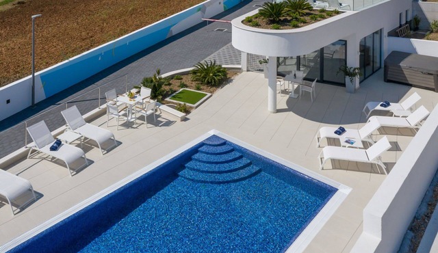 Luxury Apartment Nautica with Pool III