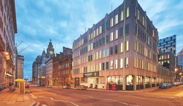 Luxury apartment near the waterfront – prestigious Water Street location!