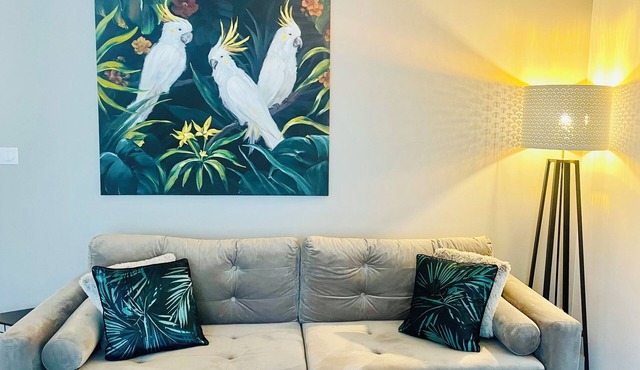 Luxury Apartment Near City Center/Train Station