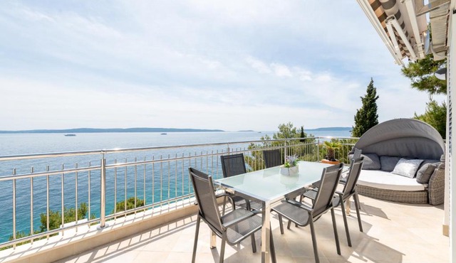 LUXURY APARTMENT NEXT TO THE SEA