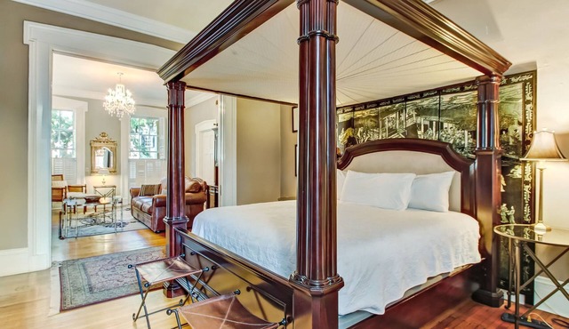 Luxury Apartment On Famous Jones Street-Dog Friendly!