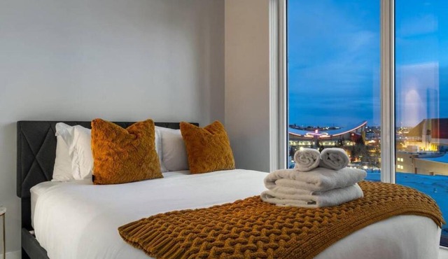 Luxury Apartment on the 9th Floor near Stampede, Complimentary Wine, 2 Car UG Parking