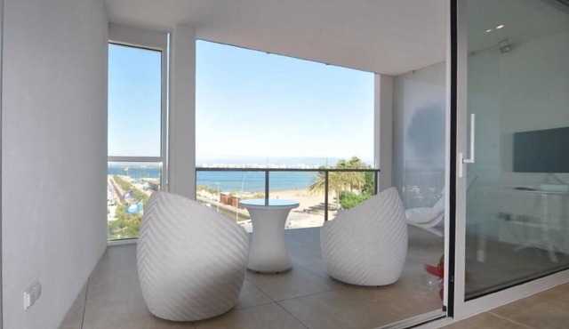 Luxury Apartment on the Beach in Roses, Costa Brava! 2 Bedrooms, Sea Views, Free Wi-Fi. Book now!