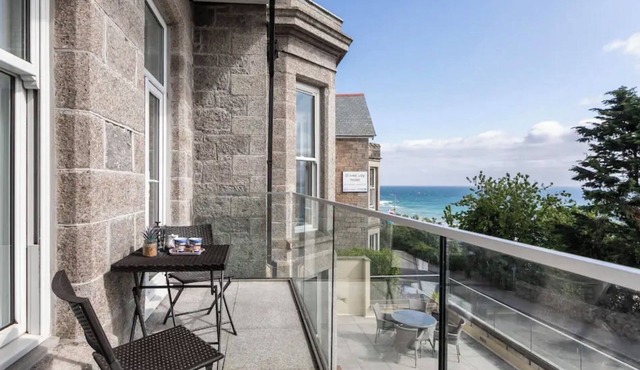 Luxury Apartment, Sea Views, Balcony, Swimming Pool, Spa, Gym, Parking & Wifi