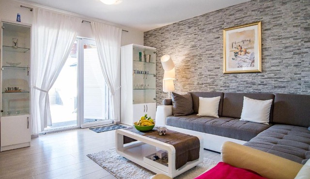 Luxury Apartment Stipe