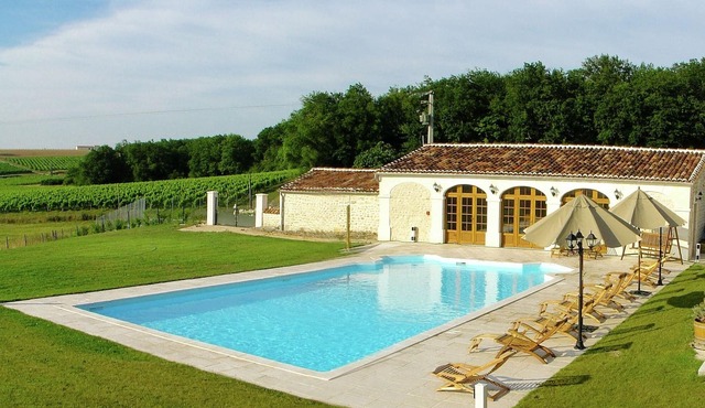 Luxury apartment with terrace, sauna, tennis, and heated pool.