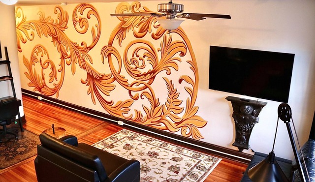 Luxury Apartment w/KING Bed on Market Street in the Heart of Historic Frederick