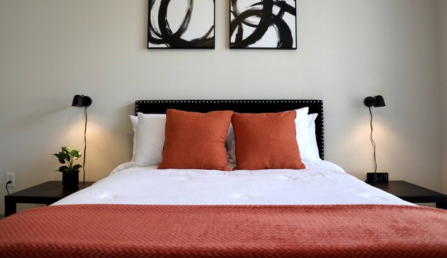 Luxury Apartment w/ refreshing pool - 15 min from downtown Dallas!