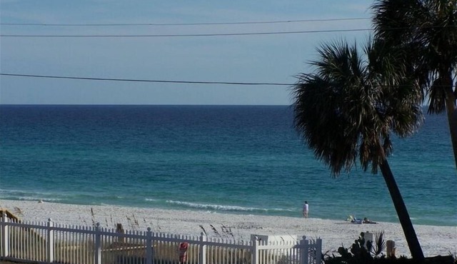 Luxury Apartment with 1 bed directly opposite the beach, including beach set up!