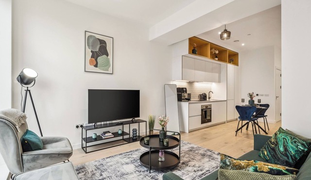 Luxury Apartment with Gym, Cinema, Game Room, Park, near Station