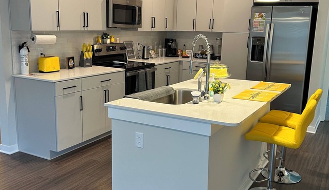 Luxury Apartment with Garage and Washer/Dryer