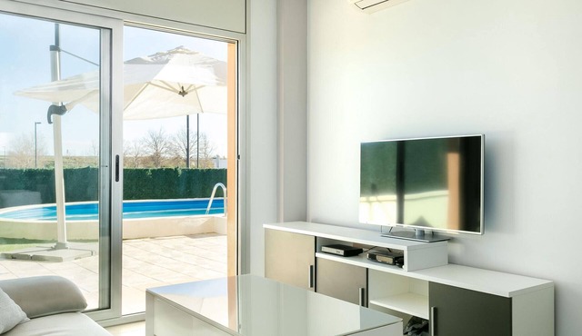 Luxury Apartment with Private Pool & Garden in Figueres