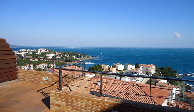 Luxury apartment, with excellent views of the sea. 'Ideal relax and family'