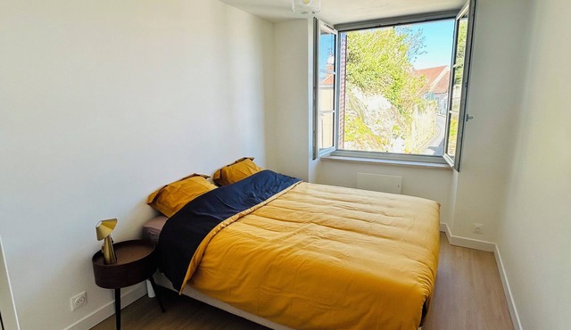 Luxury apartment with parking, river and forest views, 5 min. from the center!
