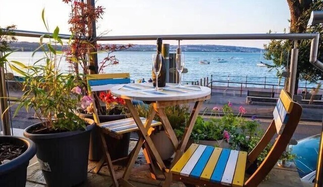 Luxury apartment with beautiful sea views. Private parking, lift and hot tub.