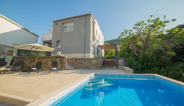 Luxury apartment with pool-The Box