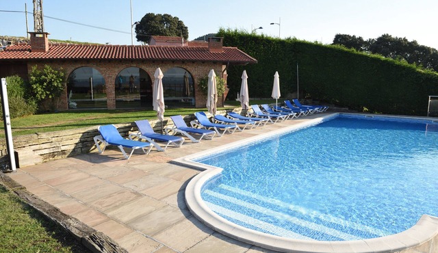Luxury apartment with pool and tennis court. Usil-Mogro beach front