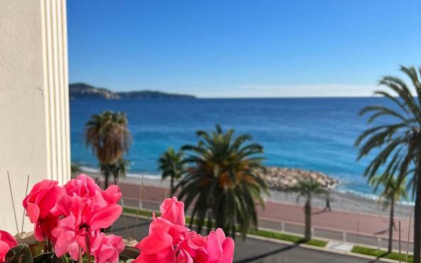Luxury apartment with sea view on the first line Promenade des Anglais