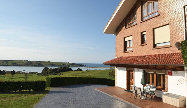 Luxury apartment with swimming-pool and tennis court. Beach 600m.