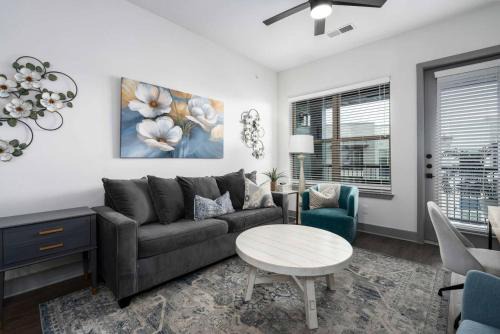 Luxury Apartment with Pool, Restaurants, Shopping)