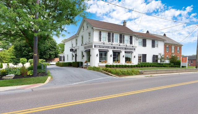 Luxury Apartments at Brownstown Unit 6: A Cozy & Inviting 1 Bedroom+Office Suite