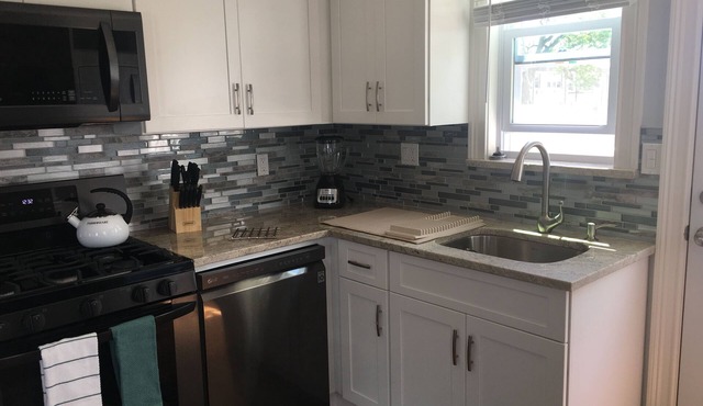 Luxury Apt! 2 & 1/2 Blocks to Ocean. Loc on 2nd Flr 3bd/2bth balcony!