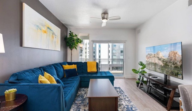 Luxury Apt. 6th floor- King Bed Gym Prkg Pool NEW
