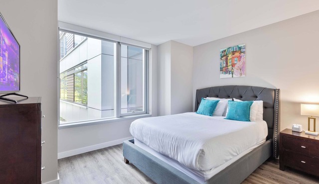 Luxury Apt in Seaport with Gym